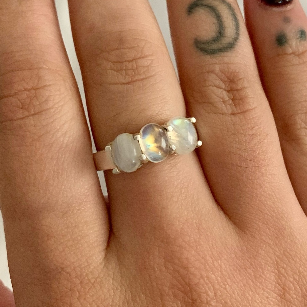 Magnificent flashy moonstone cabachon silver ring